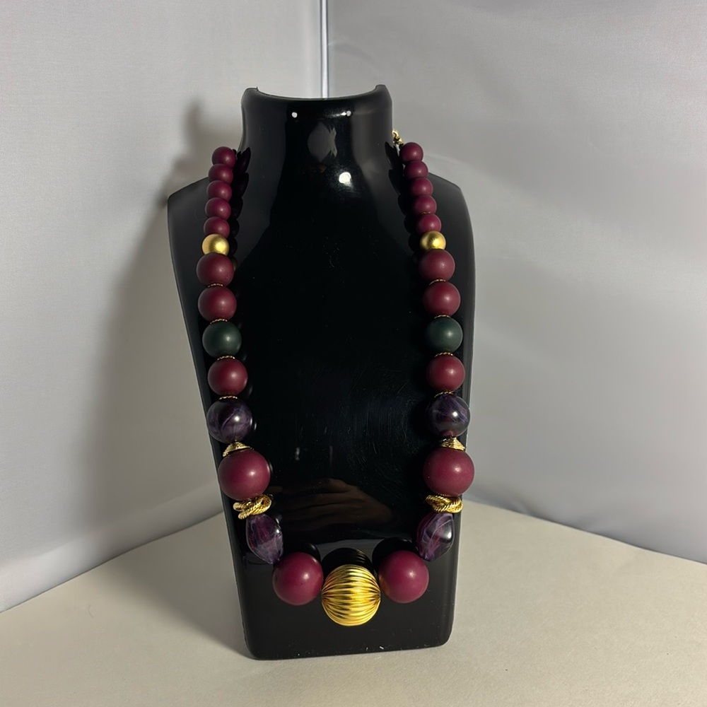 Gorgeous burgundy necklace 10 inches long